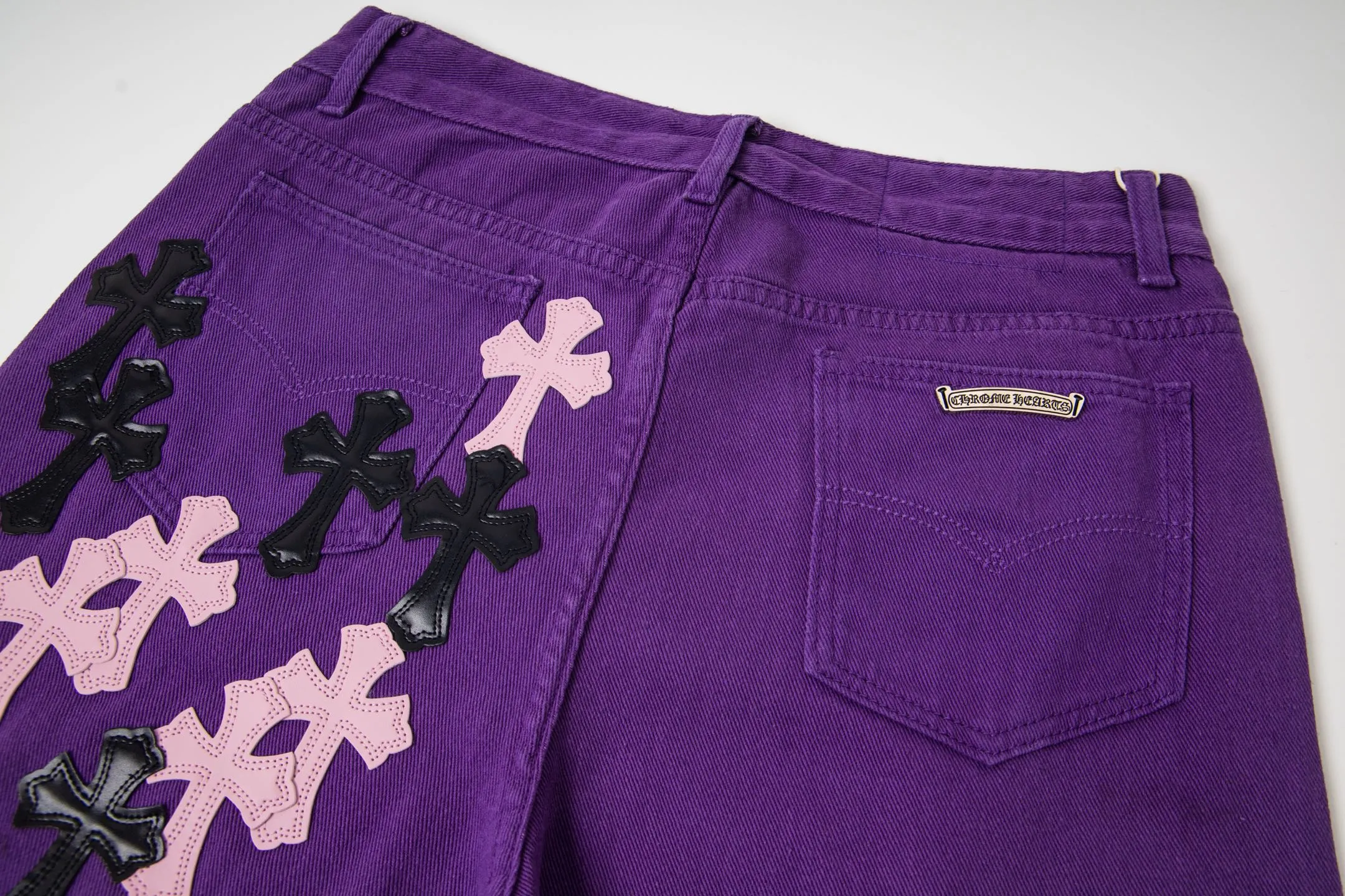 P240 Chrome Hearts Overseas limited edition violet patchwork leather cross hot girl couple jeans are a hot item this season and are sought after by countless celebrities and fashionistas. The neat details of the cutting process add color to the playful fashion! The neat and meticulous design, and the well-fitting structure is unique. The upper body not only has outstanding recognition, but also looks younger and younger. A style with the ultimate wearing meaning and performance, gorgeous color matching, and the craftsmanship of this style is also extremely extraordinary. After the finished product is washed, it is disassembled and hand-made with sheepskin cross leather and then spliced ​​together to complete. The whole piece has too many craftsmanship to describe. It is decorated with patchwork cross flowers and high-waisted washed jeans! ! Absolutely high-end luxury product, a god-level single product, a super popular product, made by top heavy industry, a magic weapon that cannot be missed to hit the streets. Style number: 1837 Size: 28 30 32 34 Color: purple
